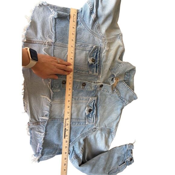 We The Free People Cropped Distressed Denim Jean Jacket size L Blue - Picture 5 of 9
